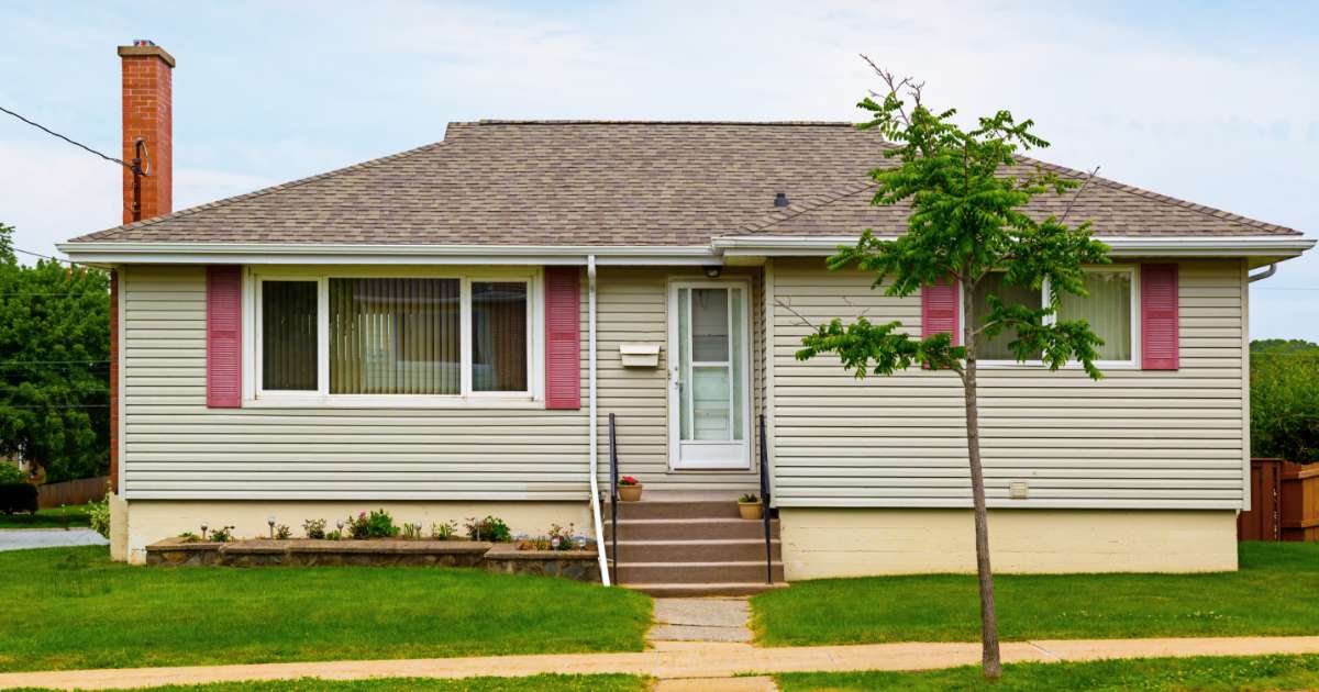 house with pink shutters